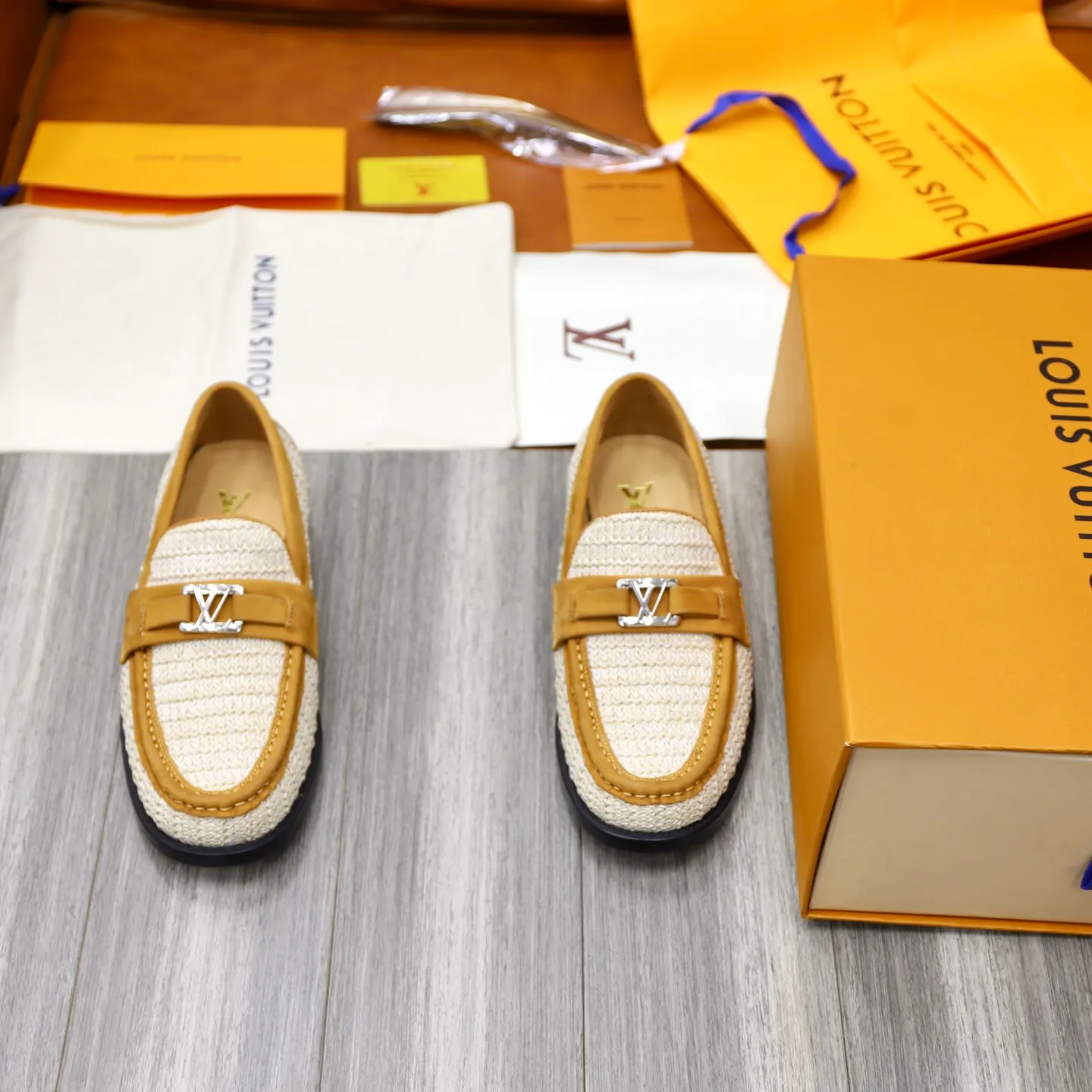 Men's Men's Shoes💰💰920LV Louis Vuitton Slip-on Loafers, top quality products from Guangzhou, ready for sale! This LV Glove loafer is made of selected soft cowhide, with a slightly wrinkled leather surface and a very high-end texture. Each pair is unique. The leather surface is light and soft, with a fine texture and good luster. It is a classic loafer style, with exquisite handmade mark stitching on the toe, and a square toe configuration to highlight the classic style. The horizontal band has hot-printed LV three-dimensional letters, semi-solid handcrafts and a genuine leather outsole, and a rubber patch on the heel to create wear-resistant performance and comfort. One of the must-have loafers for men! Comes with full original packaging! Code number: 38-39-40-41-42-43-44 (38, 45, 46 customized) standard leather shoe code